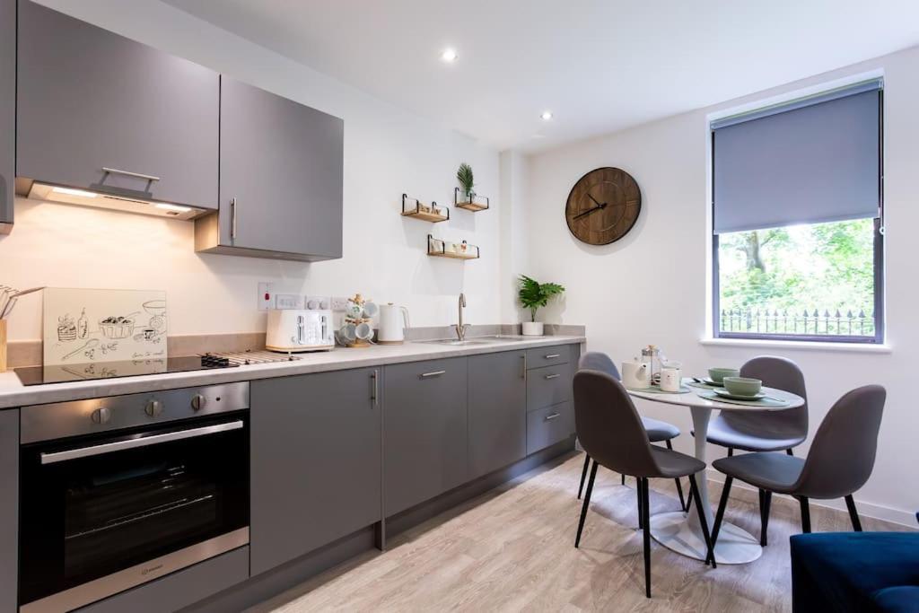 Polly'S Place Apartment Taunton & Free Off Road Parking & Wifi エクステリア 写真